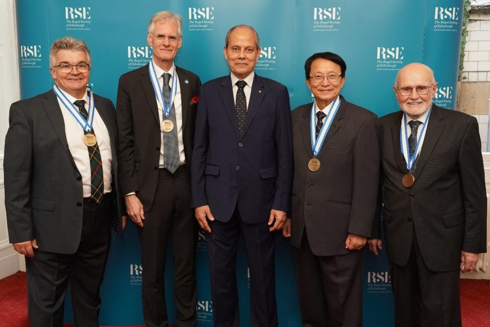 President Rahman (in the middle): „On behalf of the IEEE and the medal sponsor ARM we congratulate the 2019 to 2023 Maxwell Medal recipients: David Flynn und David Jaggar (2019) (left-hand side), Mau-Chung Frank Chang (2023) (right-hand side) und Ingo Wolff (2022) (right-hand outside)“.